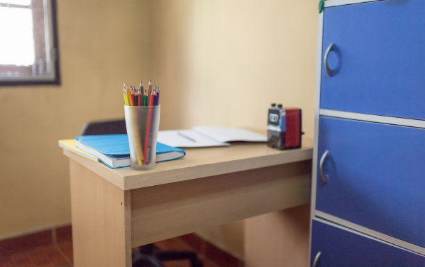 下班后在黑暗中孤独工作。图片下载