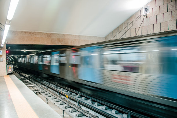 地铁在运行图片下载