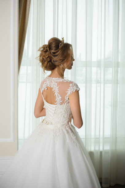 一个穿着婚纱的美丽新娘图片下载