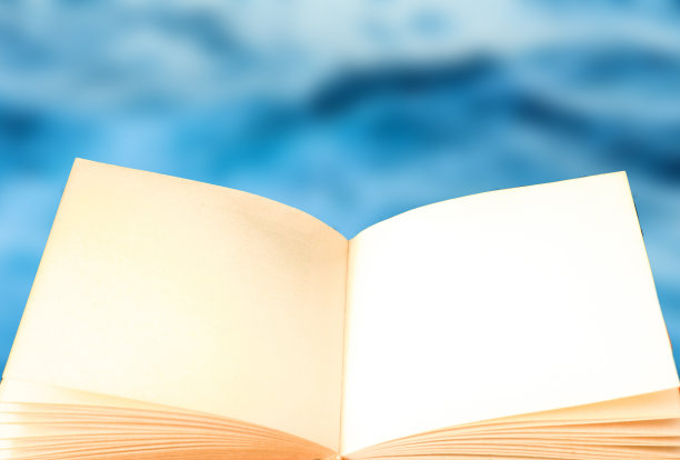 一本以蓝色大海为背景的打开的书图片下载