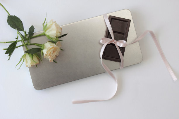 白玫瑰和巧克力图片下载