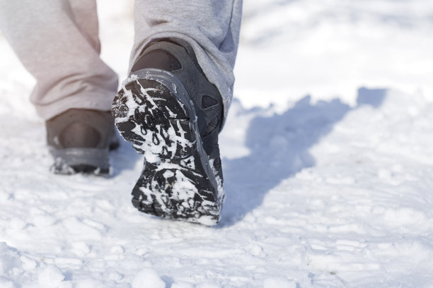 在雪中行走图片下载