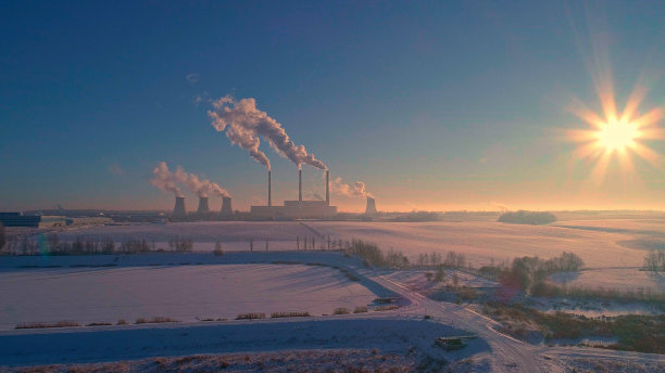 坏生态。在寒冷的冬天，大城市附近的热电厂。空中无人机的照片图片下载