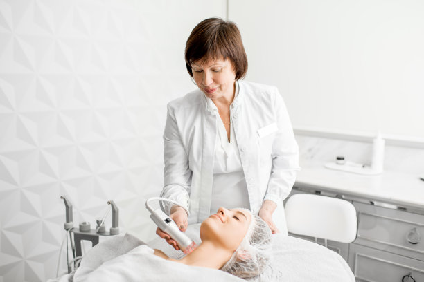 资深女性美容师过程中图片下载