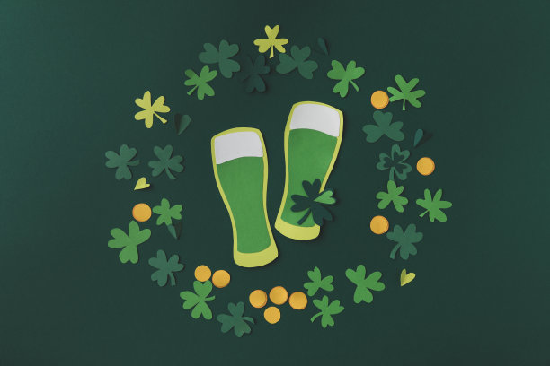 俯视图的纸装饰的绿色啤酒为圣帕特里克日孤立的绿色图片下载
