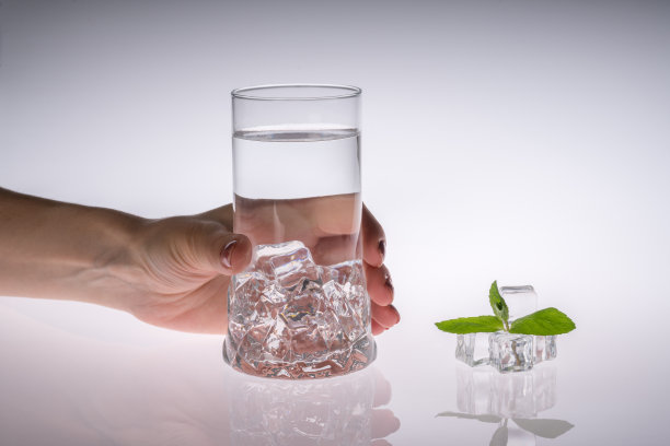 拿着一杯加冰的水的女人的手图片下载