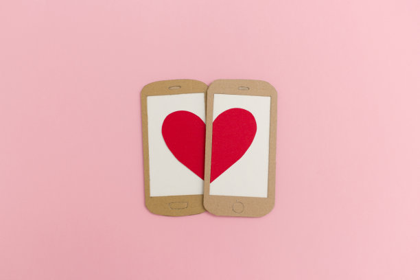 两个智能手机形成心形。图片下载