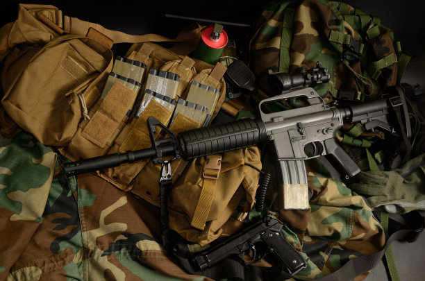 M16柯尔特5.56毫米突击步枪与战术胸挂军事装备图片下载