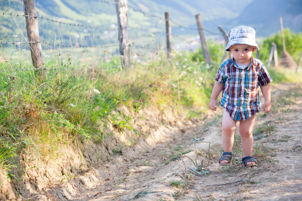 大自然中的男婴图片下载