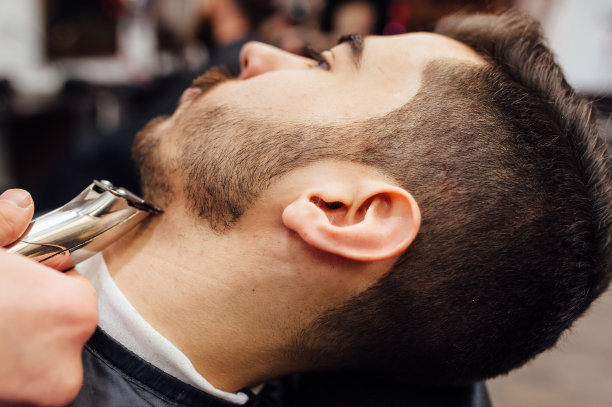 理发师在美发沙龙剃须和做胡子模特图片下载