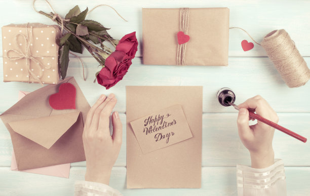 情人节的主题。俯视图的工作场所准备手工装饰。图片下载