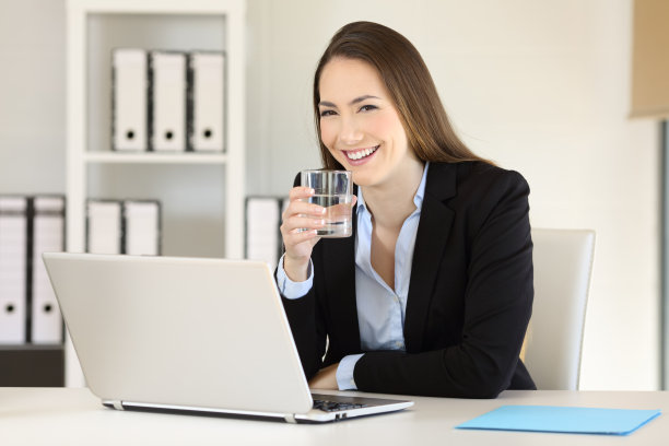 一个主管端着一杯水看着你图片下载