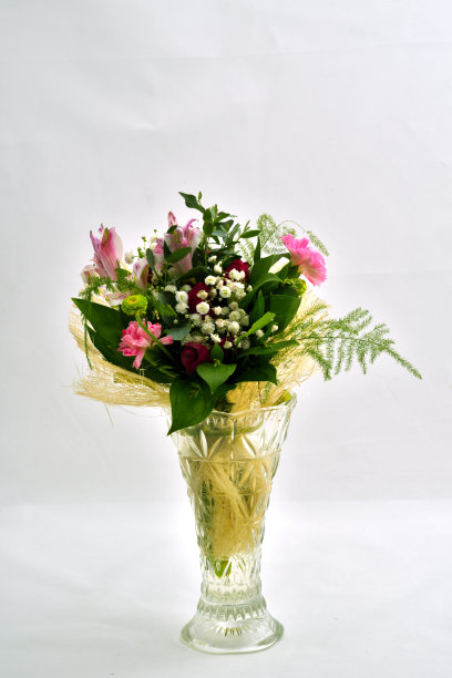 玻璃花瓶里的花图片下载