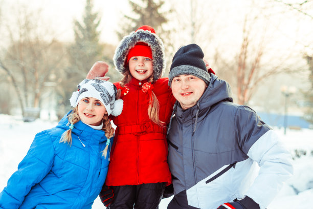 家人在雪地里过冬图片下载