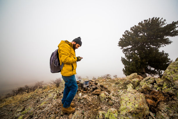山中男人的生命图片下载