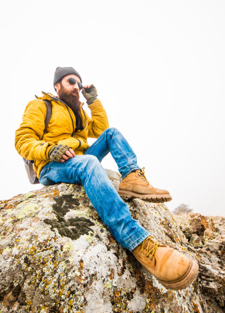 山中男人的生命图片下载