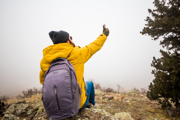 山中男人的生命图片下载
