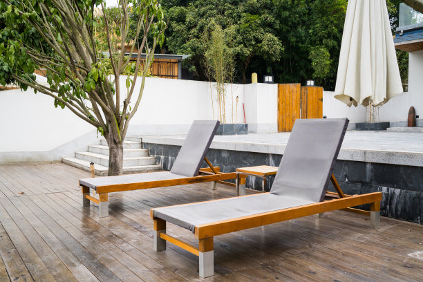 躺椅在门外图片下载