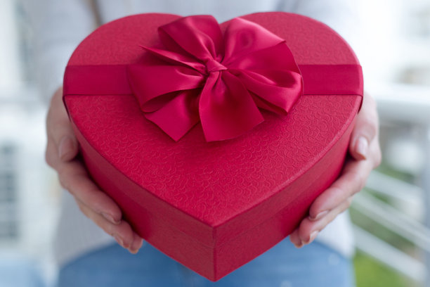 她正在送礼物图片下载