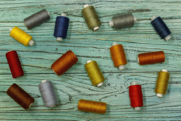 一套用于在木制背景上缝纫和刺绣的彩色线。爱好，衣服修理，工作室。图片下载