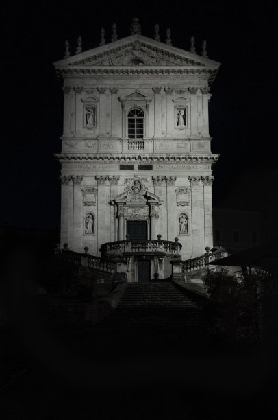 夜晚古老的教堂图片下载