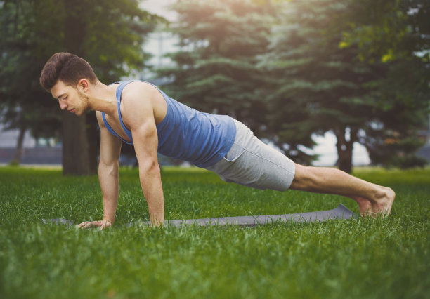健身人在户外公园进行平板支撑训练图片下载