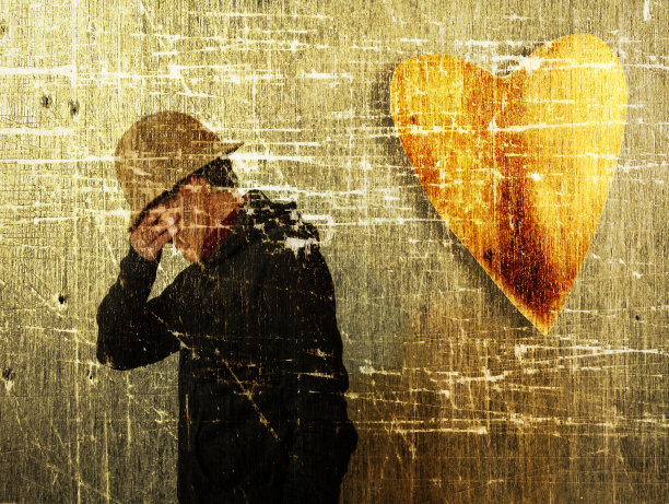 Grunge用帽子的剪影在痛苦的态度和木制的心。情人节的概念。图片下载