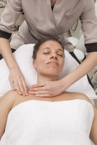 在水疗沙龙放松的女人图片下载