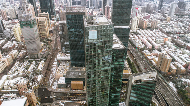 清晨静安寺和南京路附近的上海市区鸟瞰图素材图片