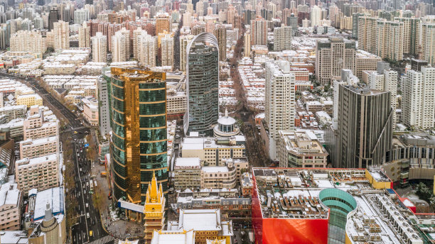 清晨静安寺和南京路附近的上海市区鸟瞰图素材图片