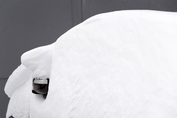 车下了厚厚的一层雪，侧视镜可见图片下载