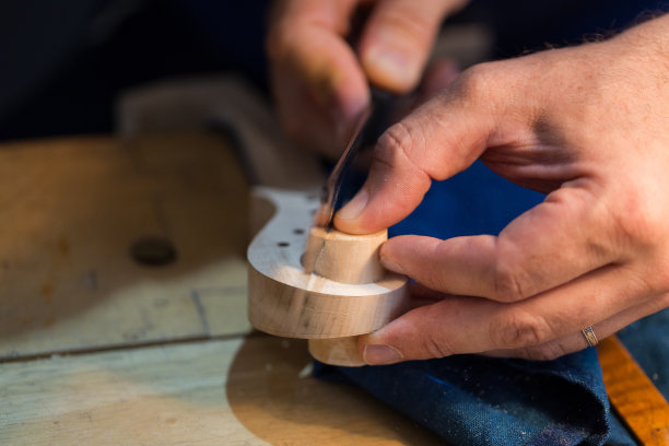 工匠雕刻的小提琴图片下载