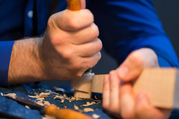 工匠雕刻的小提琴图片下载