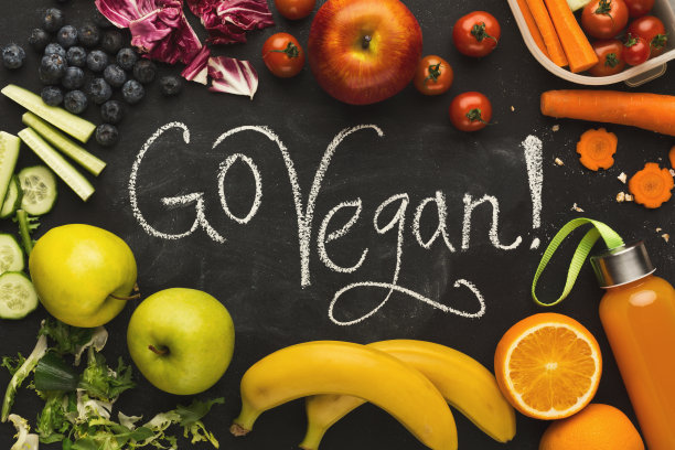 黑板上写着装满健康食品的午餐盒图片下载