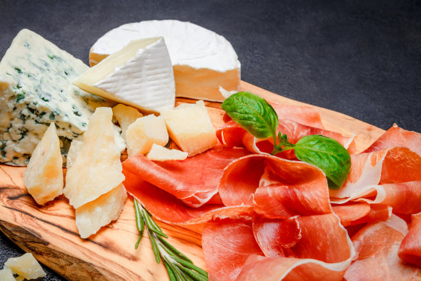一盘意大利熏火腿或西班牙火腿和奶酪图片下载