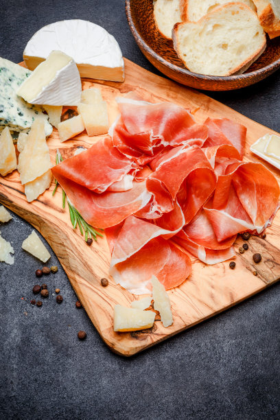 一盘意大利熏火腿或西班牙火腿和奶酪素材图片