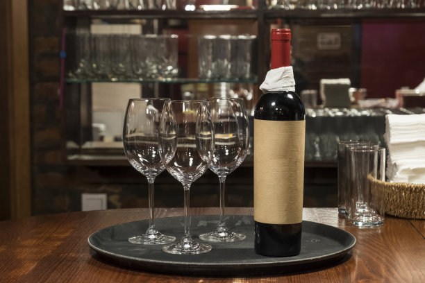 餐厅里的一瓶酒和玻璃杯图片下载