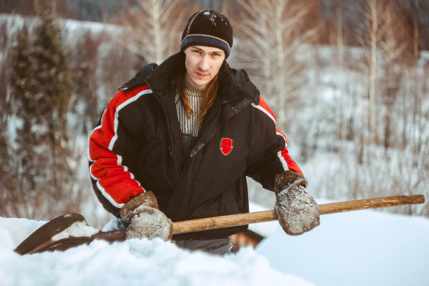 拿铲子的人在扔雪图片下载