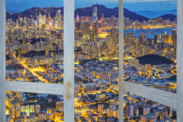 从窗口看到美丽的城市景观图片下载