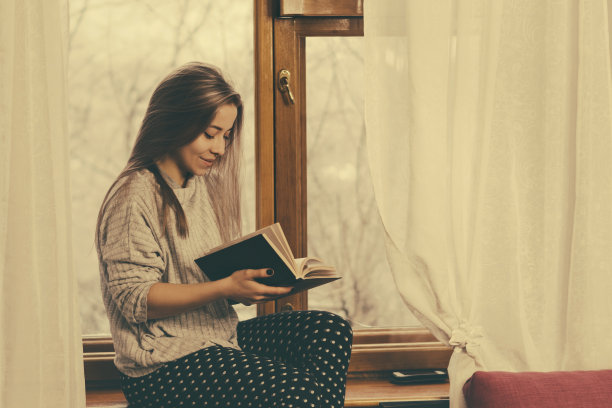 读书的女孩图片下载