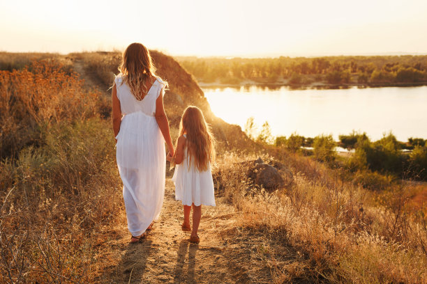 家庭。母亲和女儿。在河边图片下载