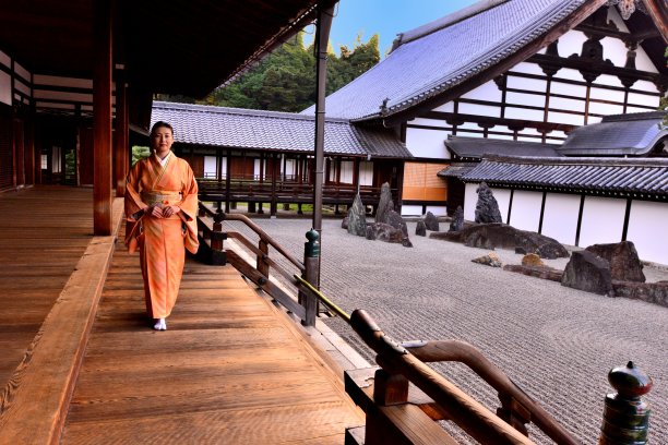 穿着和服的日本妇女在京都东福寺北条缓慢行走图片下载