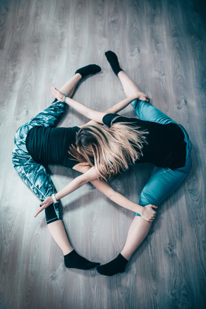 两名金发女运动员在瑜伽普拉提训练前伸展图片下载