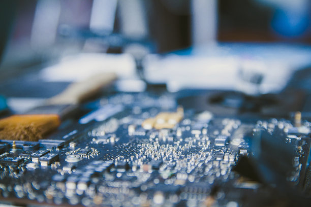 电子控制面板，修理笔记本电脑(个人电脑，电脑)和主板。用刷安装设备(cpu)。Instagram风格滤镜照片复古色调图片下载