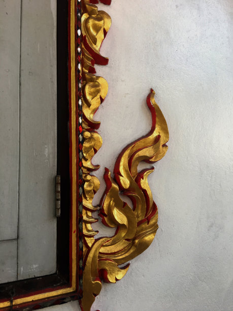 图案金色的窗户泰国寺庙。图片下载