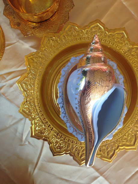 在一个传统的泰国婚礼上，圣水被长辈倒在新娘的手上，泰国图片下载