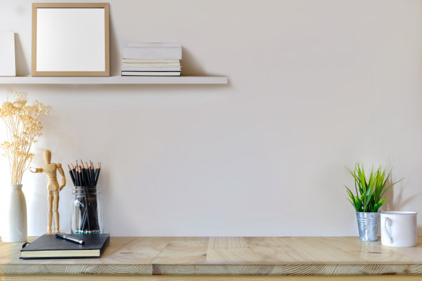 模型现代家居装饰海报与假，室内植物。艺术家的工作区与复制空间的产品显示蒙太奇。图片下载