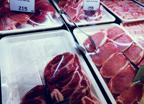 超市冰箱里的各种盒装猪肉片图片下载