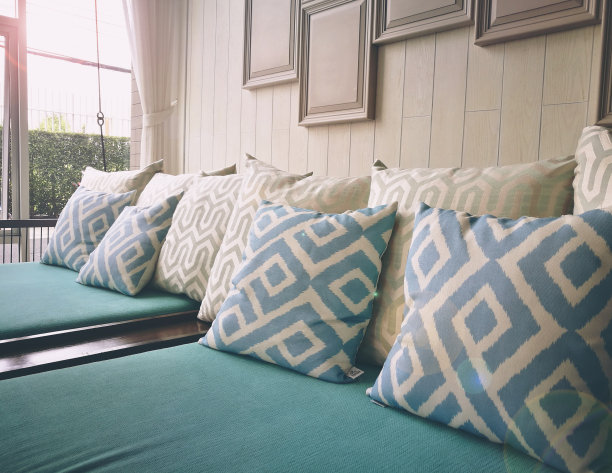 客厅里的近距离枕头图片下载