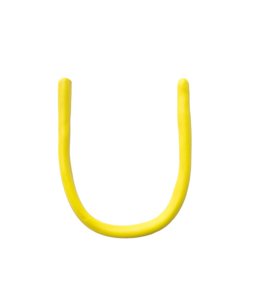 特写黄色橡皮泥的孩子在U字母孤立在白色背景与剪切路径图片下载